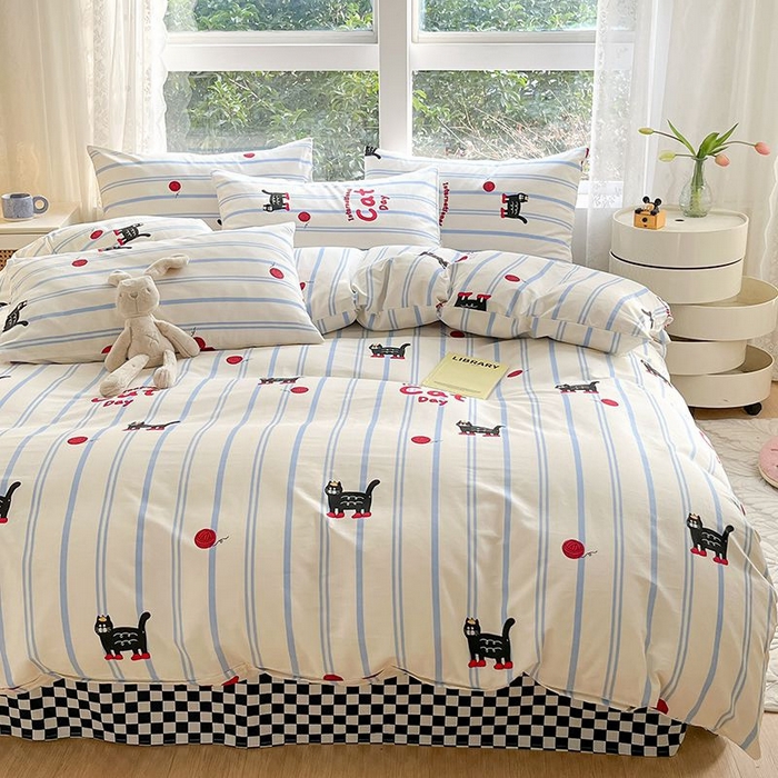 91家纺网 家纺一手货源 找家纺 麦伦家居 2024全棉斜纹13372小清新碎花卡通系列四件套 蓝条小猫咪