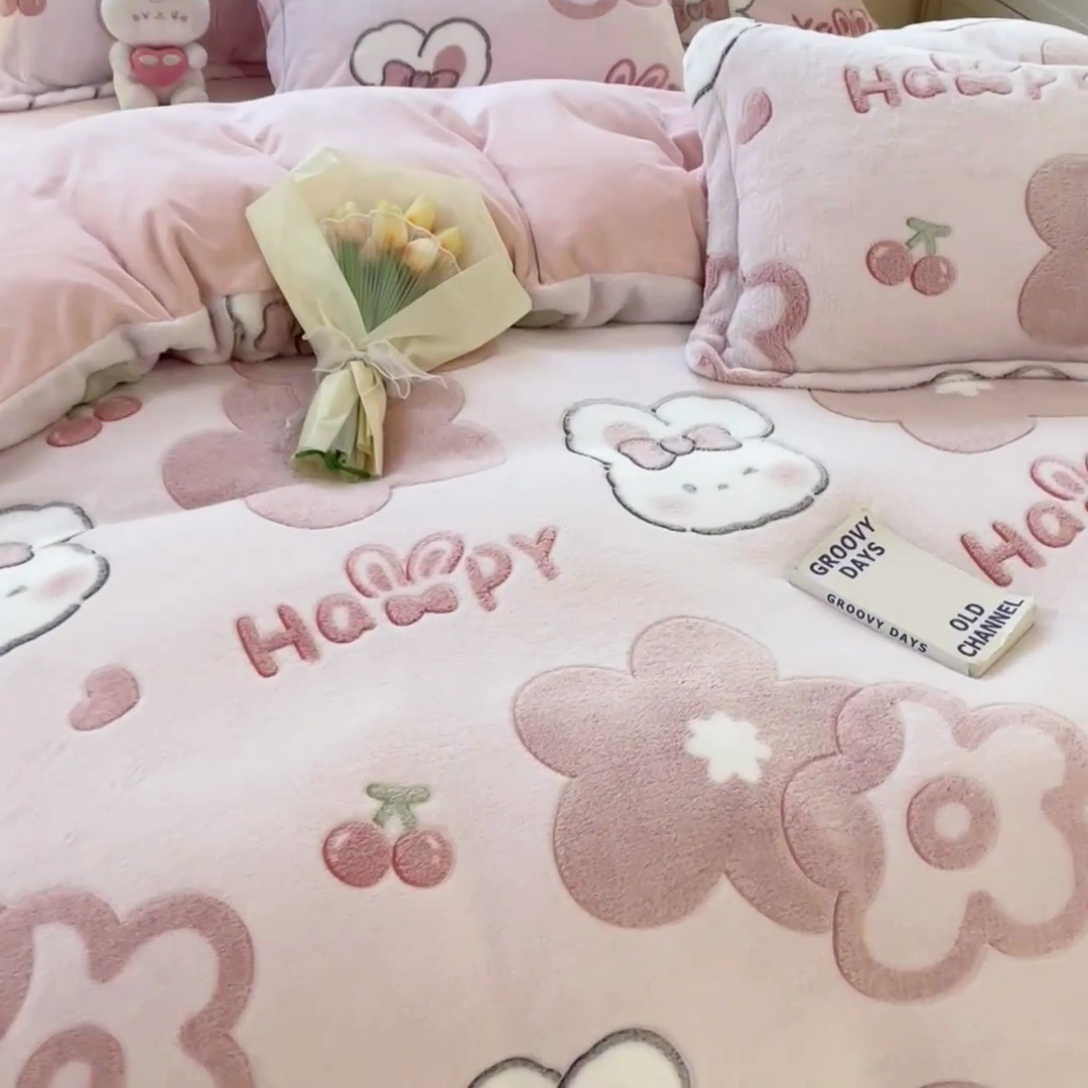 91家纺网 家纺一手货源 找家纺 沐慕 2024新款卡通印花雪花绒四件套加厚牛奶绒四件套 花花粉兔