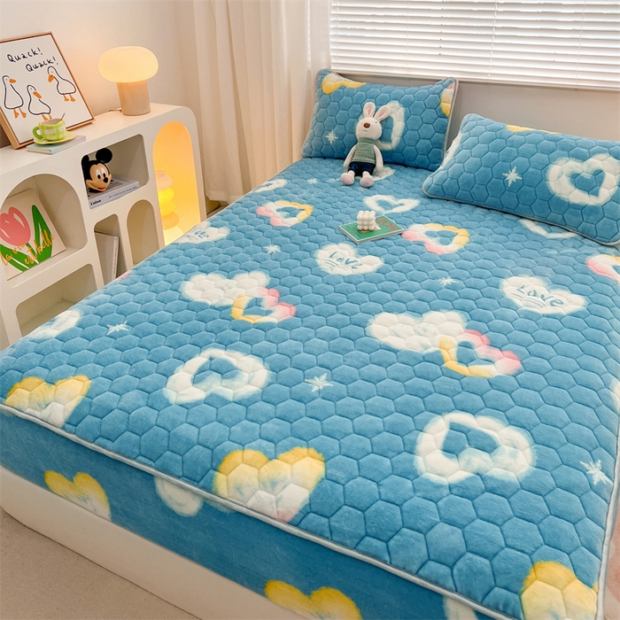 91家纺网 家纺一手货源 找家纺 梦舒羽 2025新款牛奶绒夹棉床笠三件套床罩床单床盖护垫套 彩虹甜心