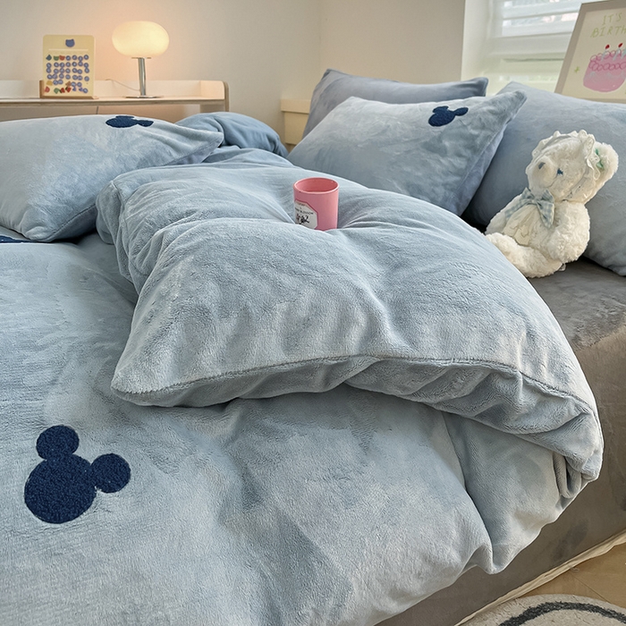 91家纺网 家纺一手货源 找家纺 雅居纺家纺 2024新款高克重牛奶绒毛巾绣四件套 米奇-蓝灰