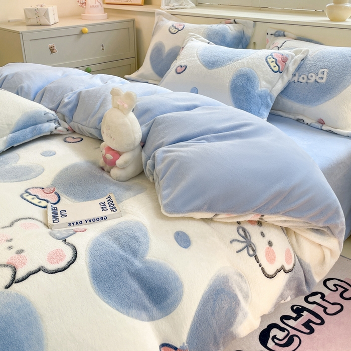 91家纺网 家纺一手货源 找家纺 沐慕 2024新款卡通印花雪花绒四件套加厚牛奶绒四件套 爱心小熊