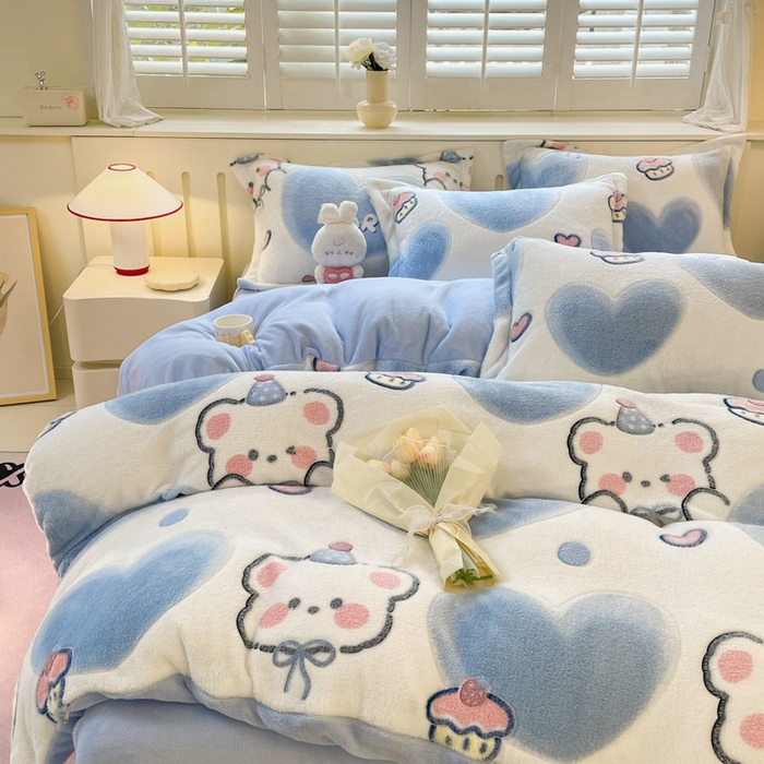 91家纺网 家纺一手货源 找家纺 沐慕 2024新款卡通印花雪花绒四件套加厚牛奶绒四件套 爱心小熊