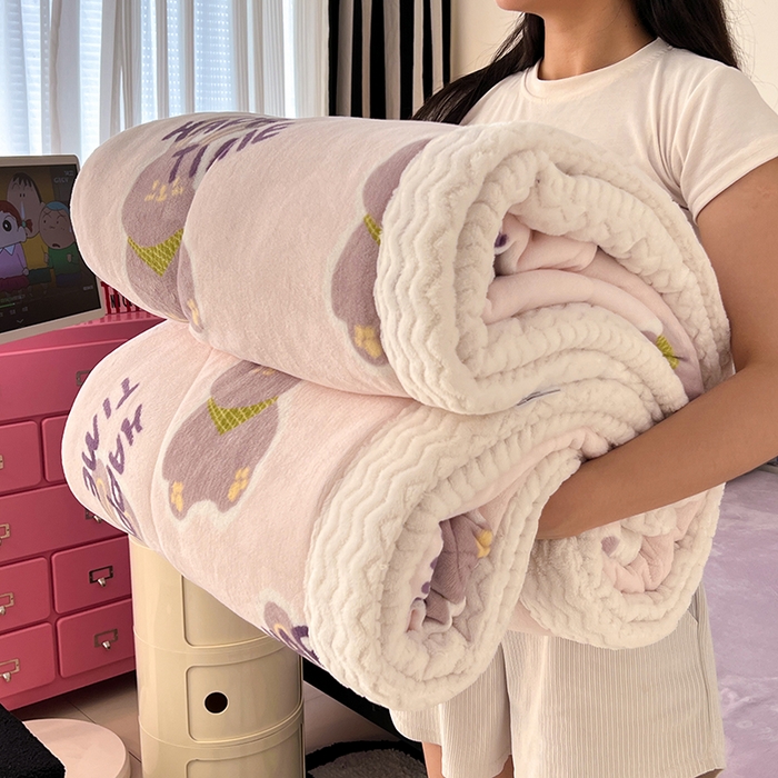 91家纺网 家纺一手货源 找家纺 HL原创 2024新款三层加厚牛奶绒盖毯被毯子 三层加厚盖毯被-紫韵兔兔