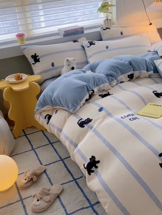91家纺网 家纺一手货源 找家纺 雅居纺家纺 2024新款高克重印花牛奶绒四件套 蓝条猫咪