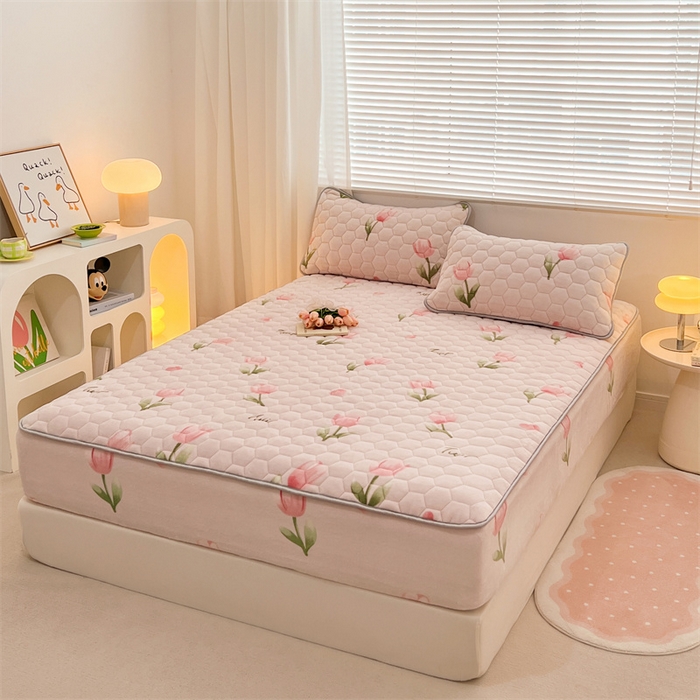 91家纺网 家纺一手货源 找家纺 梦舒羽 2025新款牛奶绒夹棉床笠三件套床罩床单床盖护垫套 花语