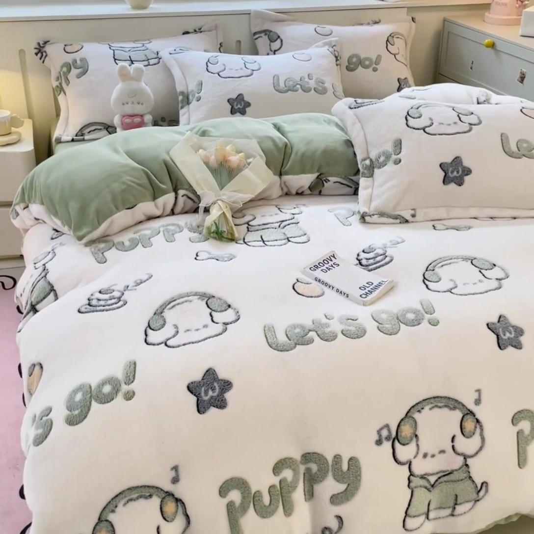 91家纺网 家纺一手货源 找家纺 沐慕 2024新款卡通印花雪花绒四件套加厚牛奶绒四件套 字母萌宠