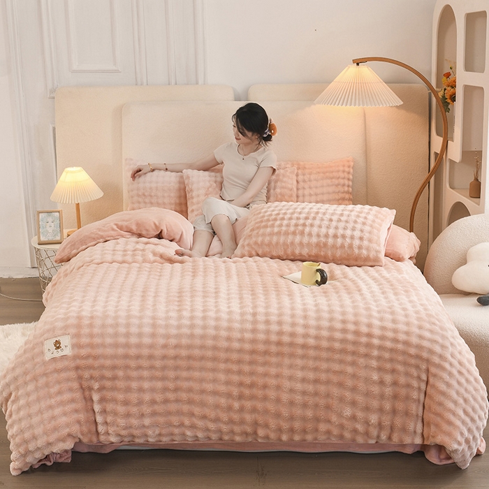 91家纺网 家纺一手货源 找家纺 卡迪亚家纺 2024新款亲肤舒适泡泡绒四件套 玉粉