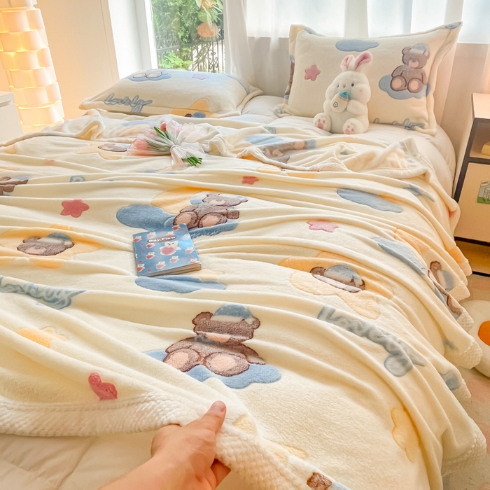 91家纺网 家纺一手货源 找家纺 沐慕 2024新款加厚雪花绒菠萝格宽幅包边毛毯 毛毯-可爱熊