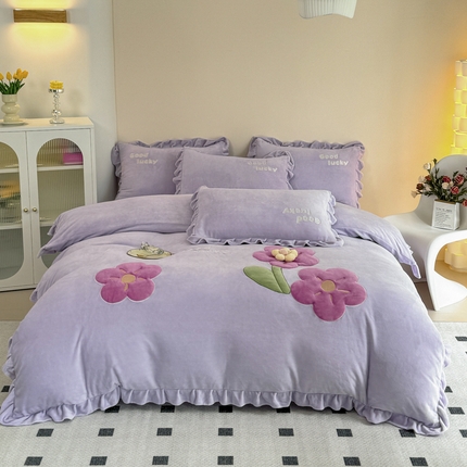 91家纺网 家纺一手货源 找家纺 云锦家居 2024秋冬新品（花漾）牛奶绒荷叶边贴布四件套 花漾-玫瑰紫