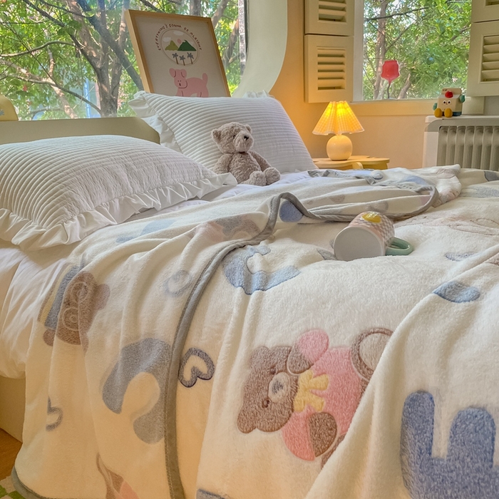 91家纺网 家纺一手货源 找家纺 慕尚家纺 2025新款高克重加厚雪花绒毛毯毯子 字母熊