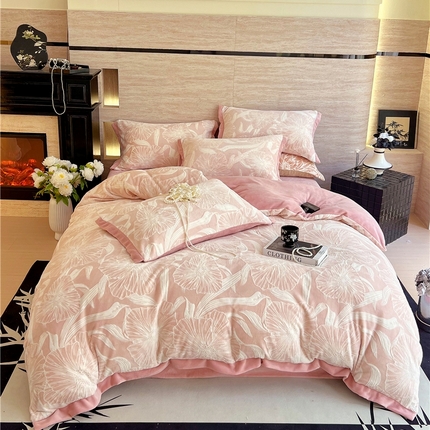 91家纺网 家纺一手货源 找家纺 （总）佰亿莱 2024新款高克重雕花牛奶绒轻奢拼角四件套