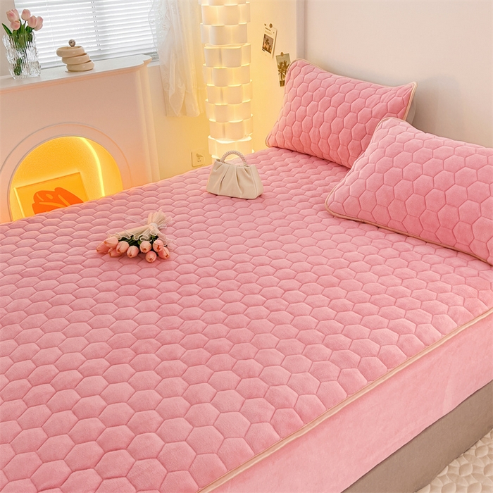 91家纺网 家纺一手货源 找家纺 梦舒羽 2025新款牛奶绒夹棉床笠三件套床罩床单床盖护垫套 樱花粉