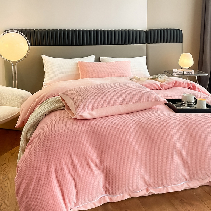 91家纺网 家纺一手货源 找家纺 雅居纺家纺 2024新款简约风雕花绒四件套 华夫格绒-奶油粉