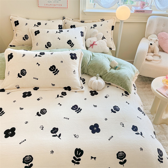 91家纺网 家纺一手货源 找家纺 名兮 2024新款卡通时尚风高克重牛奶绒四件套 花溪