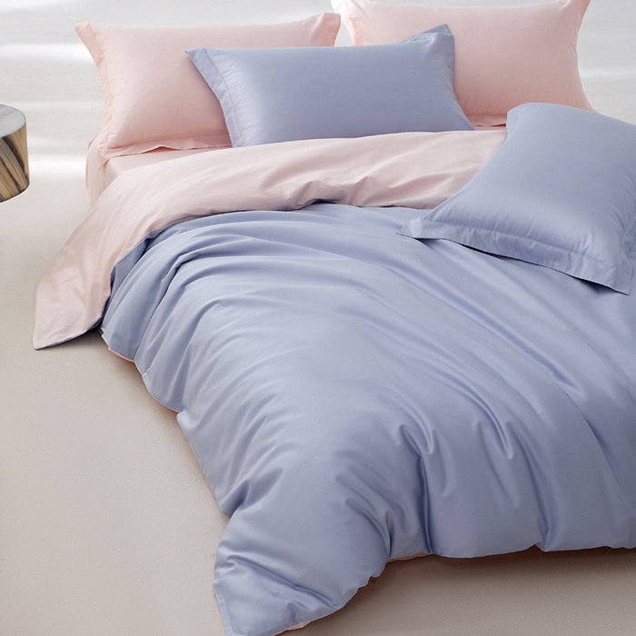 91家纺网 家纺一手货源 找家纺 轩和家居 2024新款简约纯色50s长绒棉贡缎四件套 碧落蓝+夏恋粉