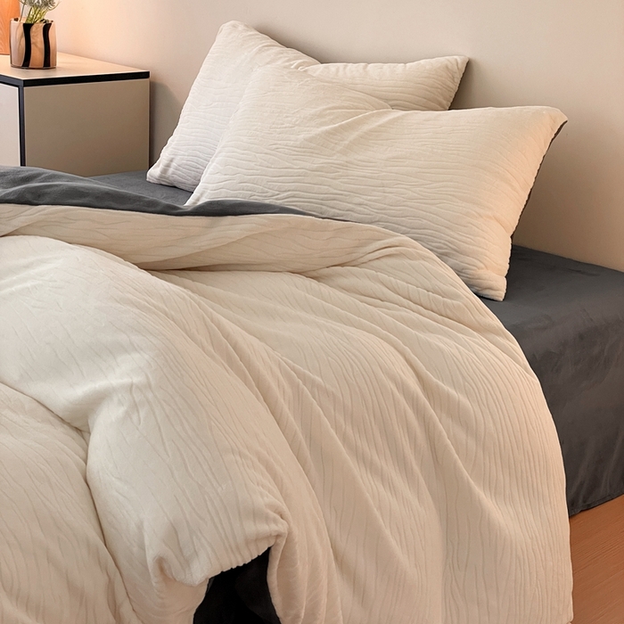 91家纺网 家纺一手货源 找家纺 雅居纺家纺 2024新款简约风雕花绒四件套 威廉-白