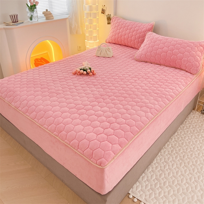 91家纺网 家纺一手货源 找家纺 梦舒羽 2025新款牛奶绒夹棉床笠三件套床罩床单床盖护垫套 樱花粉