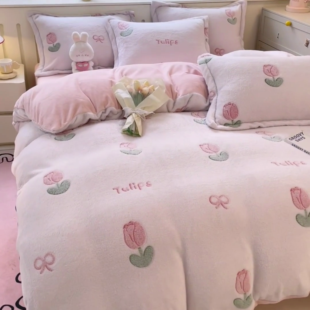 91家纺网 家纺一手货源 找家纺 沐慕 2024新款卡通印花雪花绒四件套加厚牛奶绒四件套 粉嫩郁金香