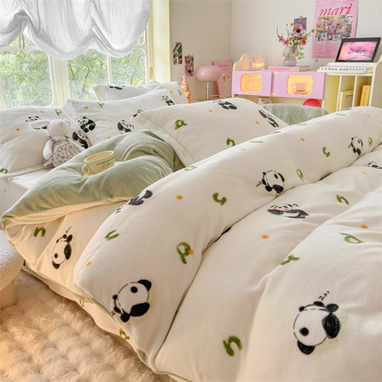 名兮 2024新款卡通时尚风高克重牛奶绒四件套 字母熊猫