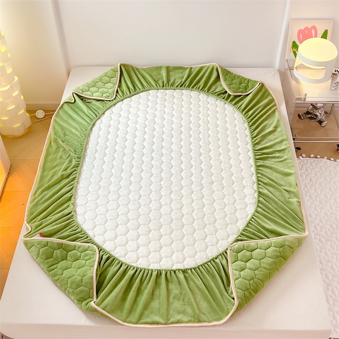 91家纺网 家纺一手货源 找家纺 梦舒羽 2025新款牛奶绒夹棉床笠三件套床罩床单床盖护垫套 抹茶绿