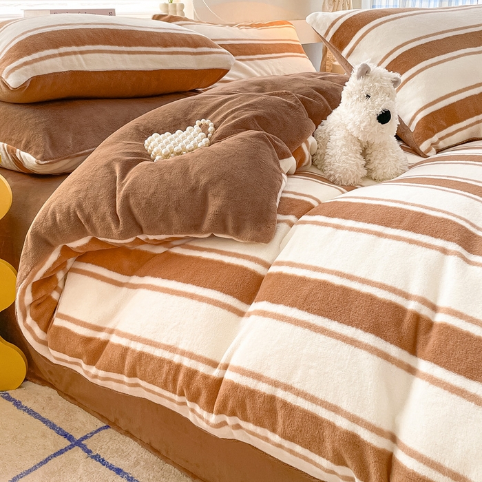 91家纺网 家纺一手货源 找家纺 雅居纺家纺 2024新款高克重印花牛奶绒四件套 咖色竖条