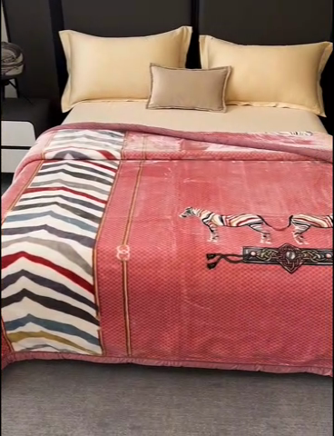 91家纺网 家纺一手货源 找家纺 凯轩毛毛毯毯子网销专供 2024新款新中式大版印花双层云毛毯毯子 双马