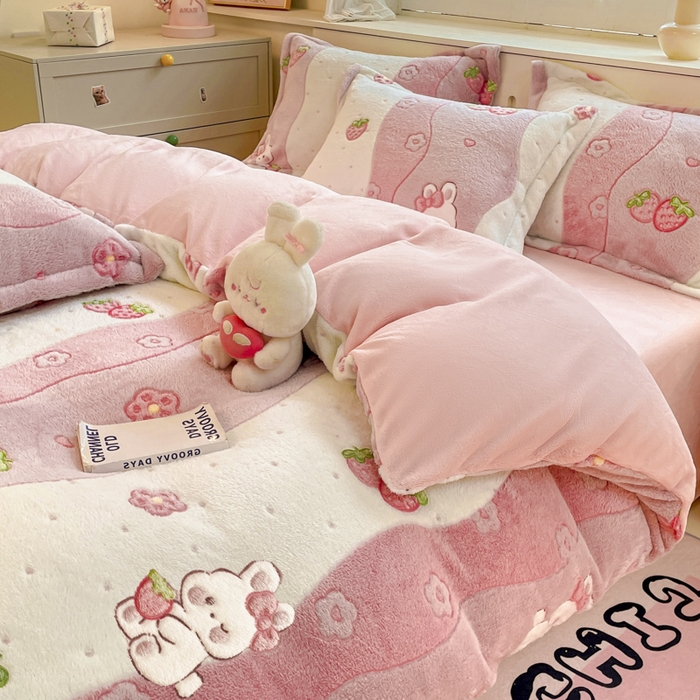 91家纺网 家纺一手货源 找家纺 沐慕 2024新款卡通印花雪花绒四件套加厚牛奶绒四件套 草莓兔