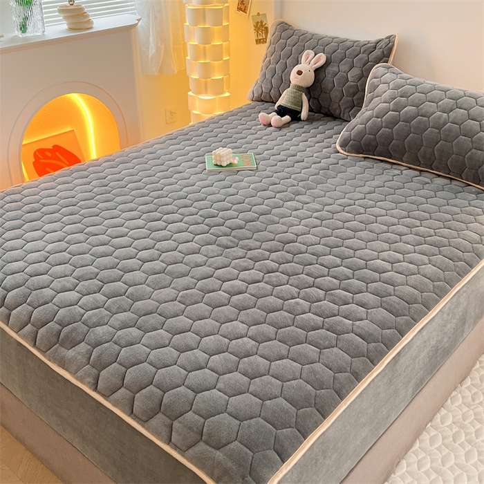 91家纺网 家纺一手货源 找家纺 梦舒羽 2025新款牛奶绒夹棉床笠三件套床罩床单床盖护垫套 山茶灰