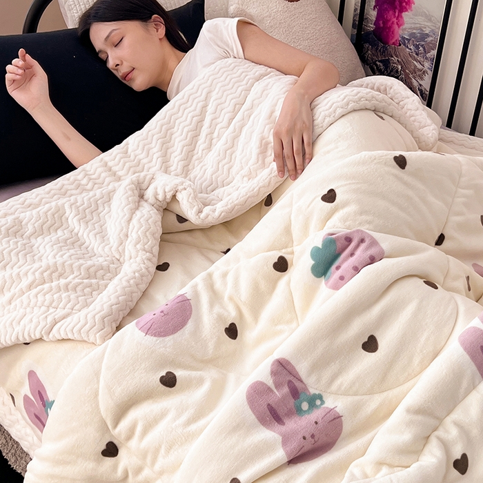 91家纺网 家纺一手货源 找家纺 HL原创 2024新款三层加厚牛奶绒盖毯被毯子 三层加厚盖毯被-紫色草莓兔