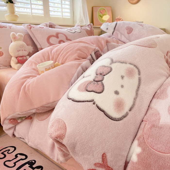 91家纺网 家纺一手货源 找家纺 沐慕 2024新款卡通印花雪花绒四件套加厚牛奶绒四件套 花花粉兔
