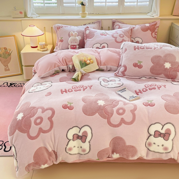 91家纺网 家纺一手货源 找家纺 沐慕 2024新款卡通印花雪花绒四件套加厚牛奶绒四件套 花花粉兔