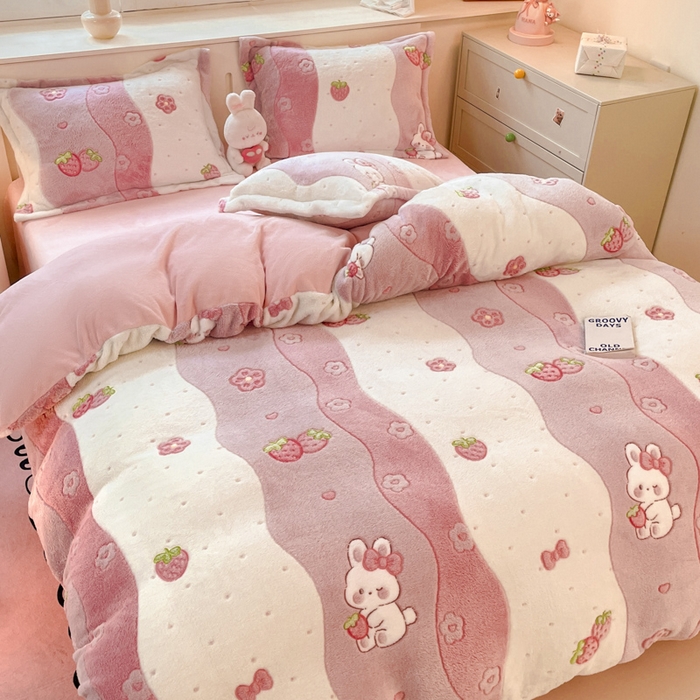 91家纺网 家纺一手货源 找家纺 沐慕 2024新款卡通印花雪花绒四件套加厚牛奶绒四件套 草莓兔