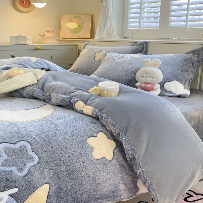 91家纺网 家纺一手货源 找家纺 沐慕 2024新款卡通印花雪花绒四件套加厚牛奶绒四件套 星星月亮