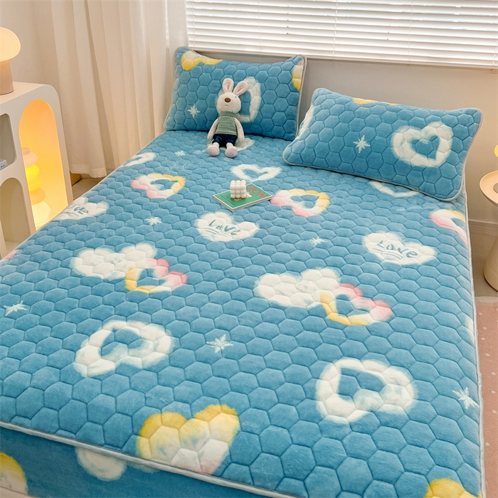 91家纺网 家纺一手货源 找家纺 梦舒羽 2025新款牛奶绒夹棉床笠三件套床罩床单床盖护垫套 彩虹甜心