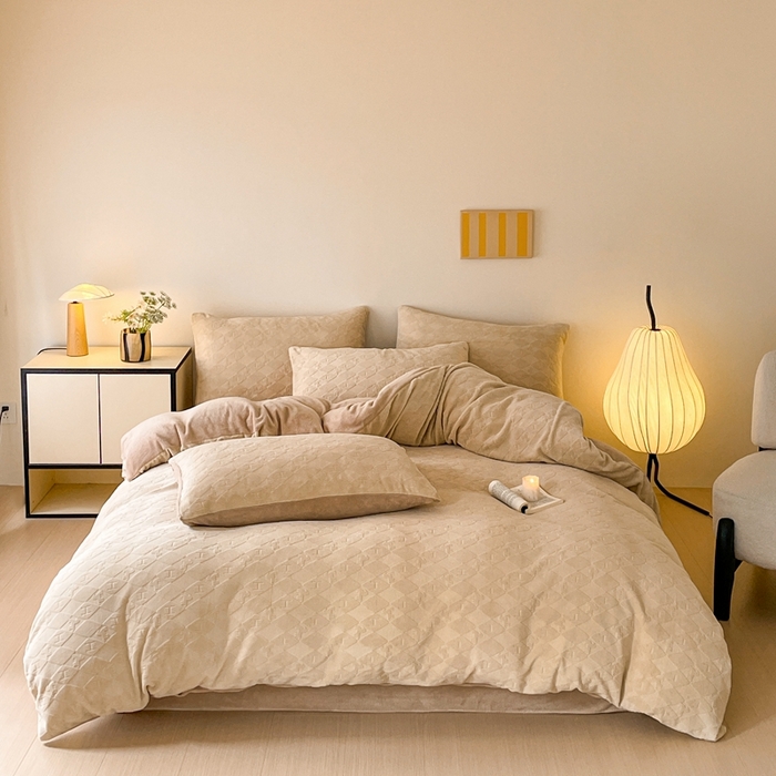 91家纺网 家纺一手货源 找家纺 雅居纺家纺 2024新款简约风雕花绒四件套 绅士-驼色