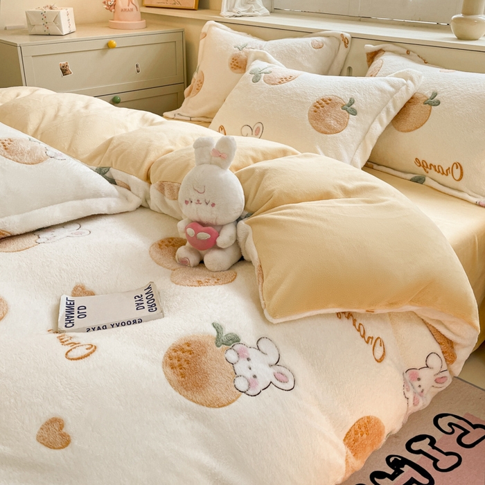 91家纺网 家纺一手货源 找家纺 沐慕 2024新款卡通印花雪花绒四件套加厚牛奶绒四件套 小橘子