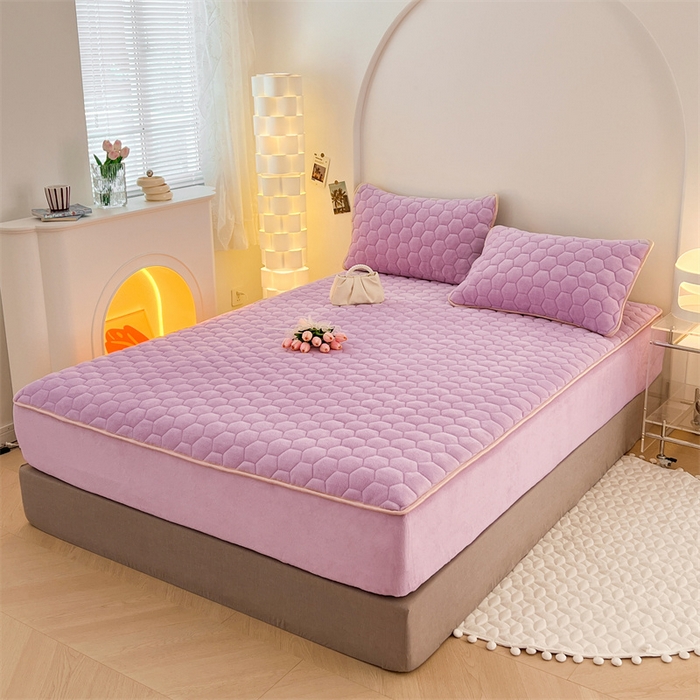 91家纺网 家纺一手货源 找家纺 梦舒羽 2025新款牛奶绒夹棉床笠三件套床罩床单床盖护垫套 香芋紫