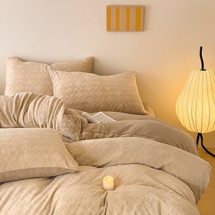 91家纺网 家纺一手货源 找家纺 雅居纺家纺 2024新款简约风雕花绒四件套 绅士-驼色