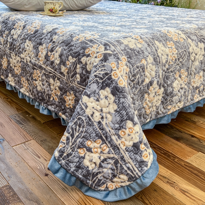 91家纺网 家纺一手货源 找家纺 梵克保罗 2024新款亲肤舒适牛奶绒花边单床盖 流光岁月