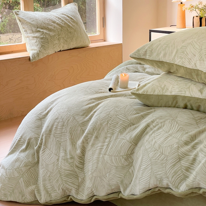 91家纺网 家纺一手货源 找家纺 雅居纺家纺 2024新款花卉雕花绒四件套 绿色树叶