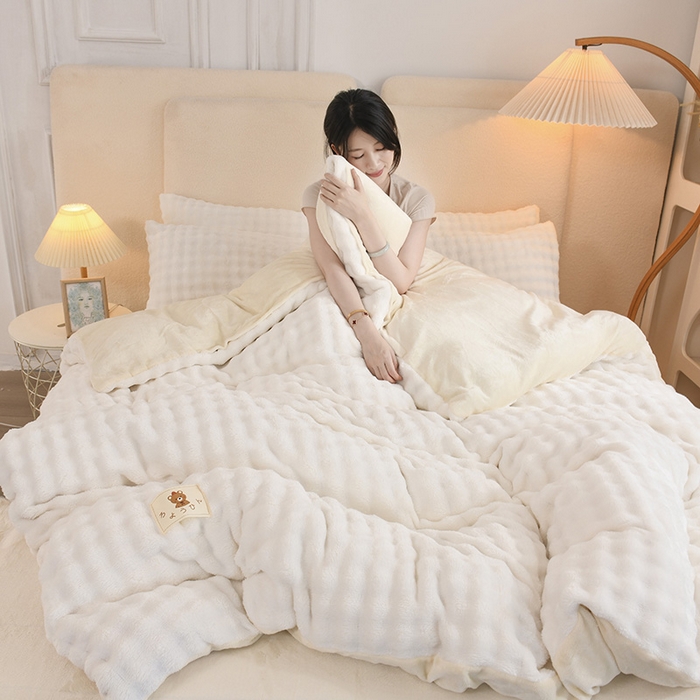 91家纺网 家纺一手货源 找家纺 卡迪亚家纺 2024新款亲肤舒适泡泡绒四件套 米白色