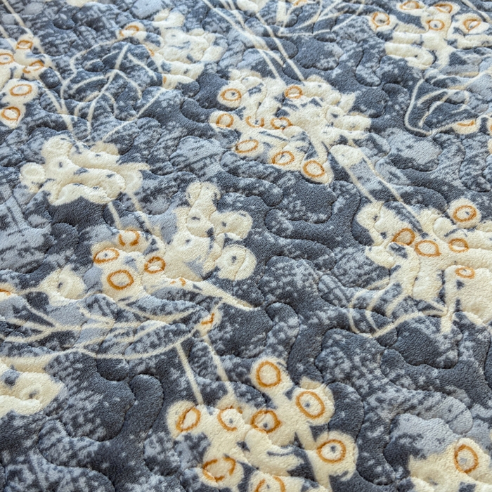 91家纺网 家纺一手货源 找家纺 梵克保罗 2024新款亲肤舒适牛奶绒花边单床盖 流光岁月