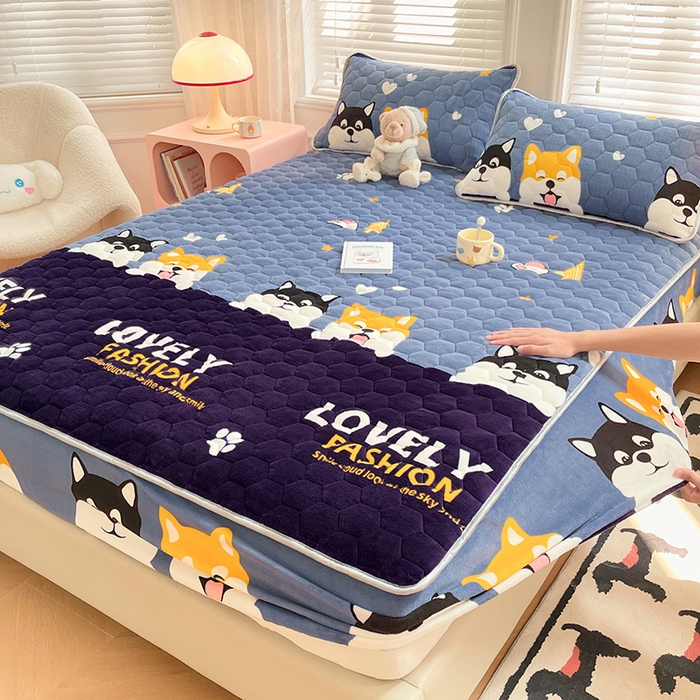 91家纺网 家纺一手货源 找家纺 梦舒羽 2025新款牛奶绒夹棉床笠三件套床罩床单床盖护垫套 小柯基