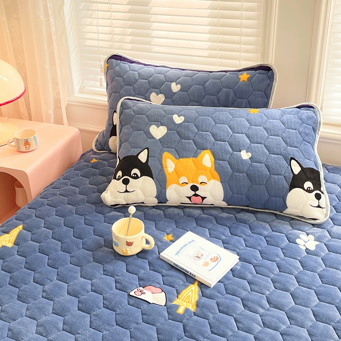 91家纺网 家纺一手货源 找家纺 梦舒羽 2025新款牛奶绒夹棉床笠三件套床罩床单床盖护垫套 小柯基