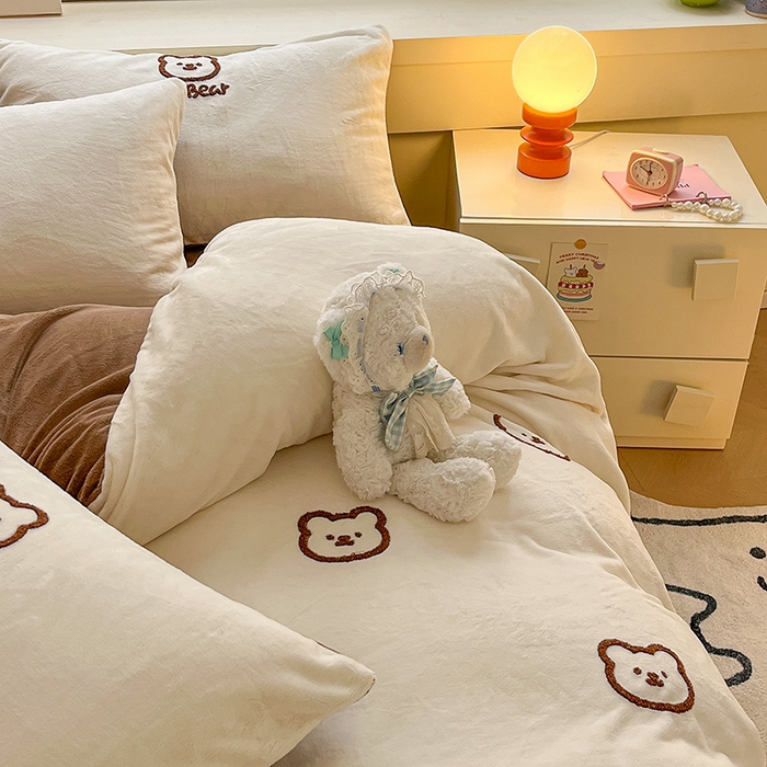 91家纺网 家纺一手货源 找家纺 雅居纺家纺 2024新款高克重牛奶绒毛巾绣四件套 小熊-白咖