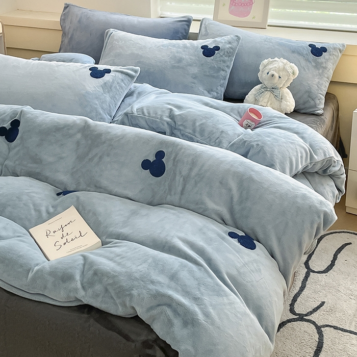 91家纺网 家纺一手货源 找家纺 雅居纺家纺 2024新款高克重牛奶绒毛巾绣四件套 米奇-蓝灰