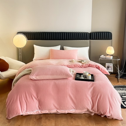 91家纺网 家纺一手货源 找家纺 雅居纺家纺 2024新款简约风雕花绒四件套 华夫格绒-奶油粉