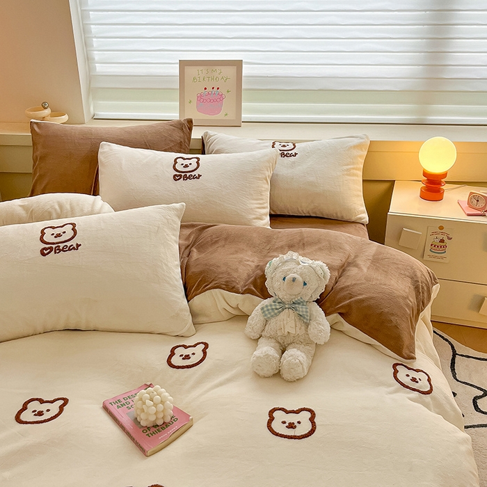 91家纺网 家纺一手货源 找家纺 雅居纺家纺 2024新款高克重牛奶绒毛巾绣四件套 小熊-白咖