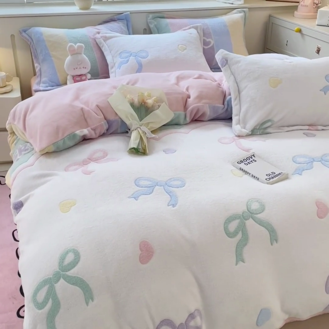 91家纺网 家纺一手货源 找家纺 沐慕 2024新款卡通印花雪花绒四件套加厚牛奶绒四件套 彩虹