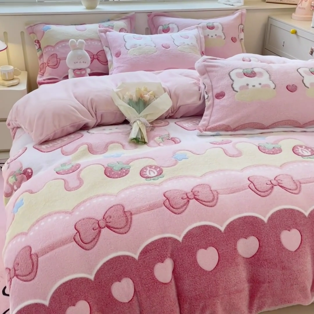 91家纺网 家纺一手货源 找家纺 沐慕 2024新款卡通印花雪花绒四件套加厚牛奶绒四件套 蛋糕兔